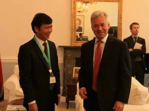 越南劳动、荣军与社会部副部长阮仲谭与英国国际发展部部长艾伦·邓肯